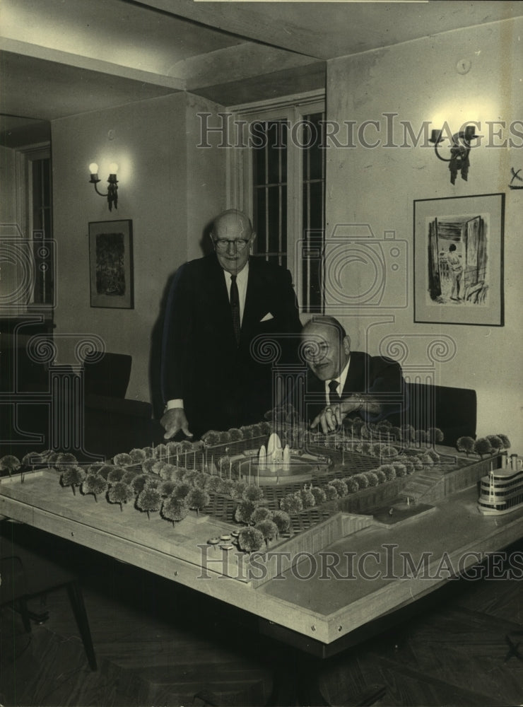 Load image into Gallery viewer, 1967 Press Photo Mayor Schiro &amp; Seymour Weiss inspect Spanish Plaza model, Spain
