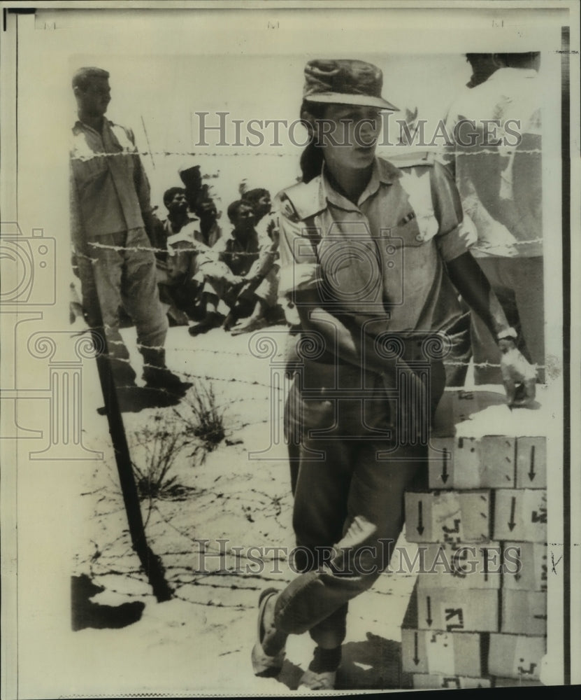 1967 Press Photo Yael Dayan, daughter of Moshe Dayan at barbed wire compound- Historic Images