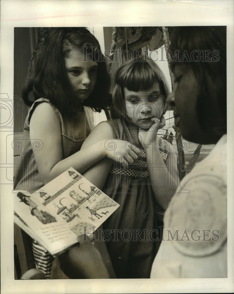 Load image into Gallery viewer, 1965 Press Photo Hattie Green, homemaker, reads to Mary Dickson &amp; Julie Bisso
