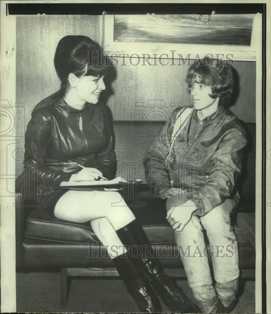 1969 Press Photo Madly Seidle interviews girl jockey Diane Crump inside quarters- Historic Images