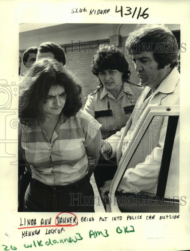 1985 Press Photo Linda Ann Danner, kidnap suspect, put into police car at Kenner- Historic Images