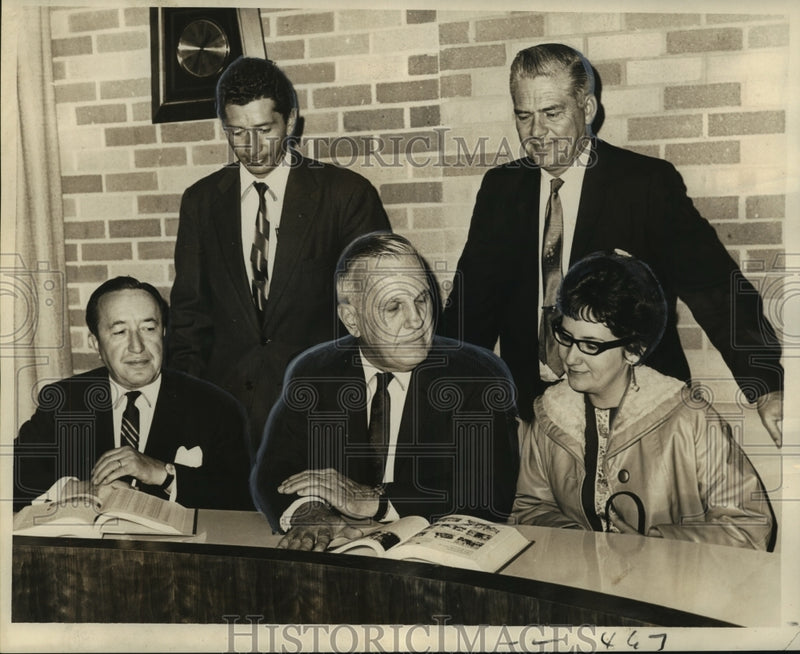 Load image into Gallery viewer, 1967 Press Photo Joe Davies and Ecuador exchange teachers to St. Bernard Parish
