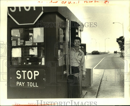 1987 Press Photo Vic Dean, Causeway Bridge toll taker & Elvis look-alike.- Historic Images