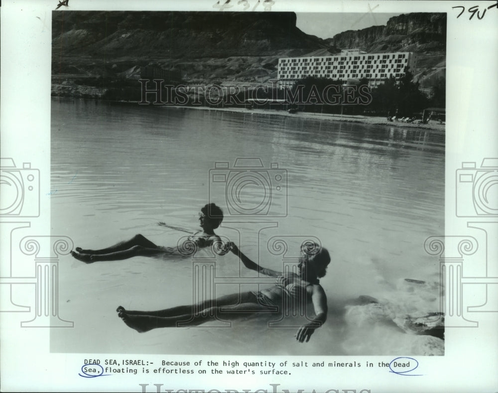 1978 Press Photo Floating in the Dead Sea is easy because of salt in the water.- Historic Images