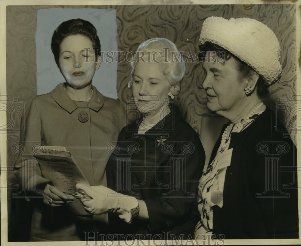 1965 Press Photo Mrs. Edith DeBusk with Others of Altrusa International