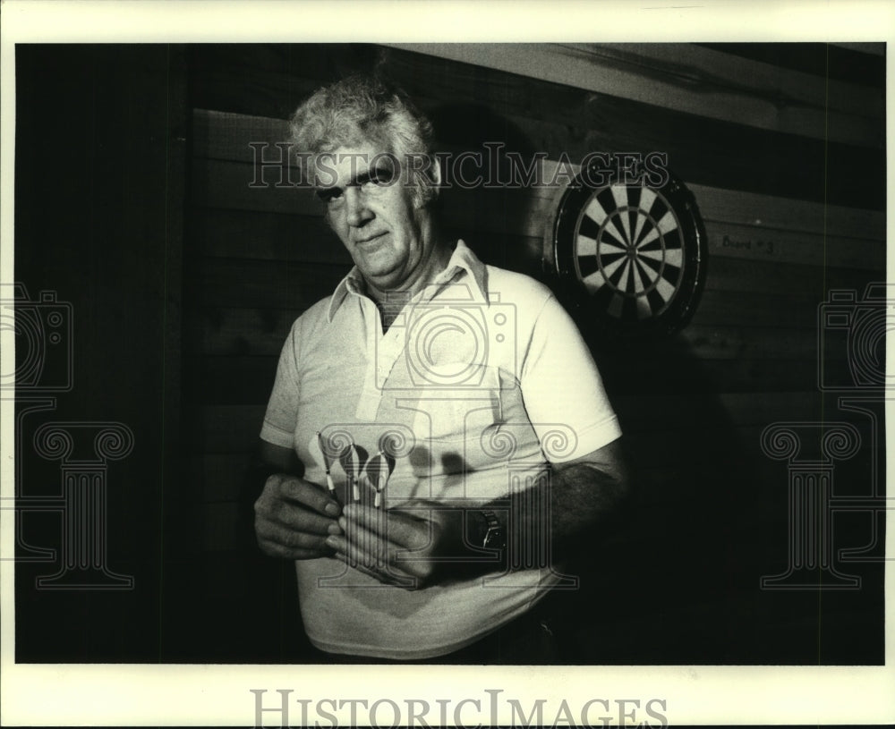 1981 Press Photo Dart Competitor Gets ready to Play - noa83972- Historic Images