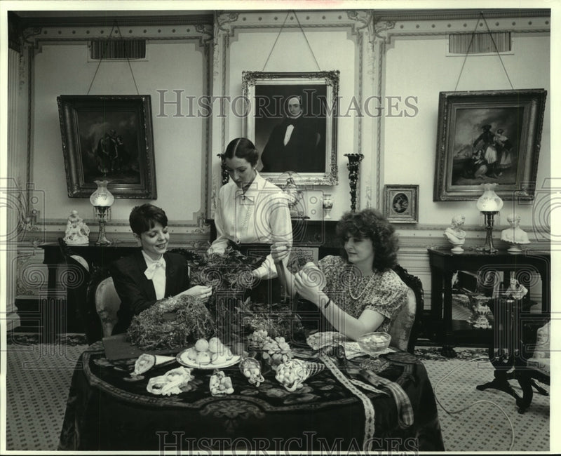 Load image into Gallery viewer, Press Photo Carolyn Bercier, Ann Masson, Sandra Dartus at Gallier House
