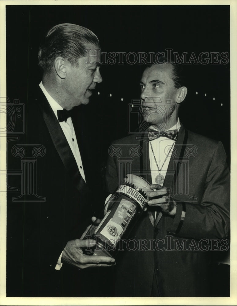 1966 Press Photo Governor Haydon Burns with &quot;Duke of Venus&quot; Christopher Darrell- Historic Images