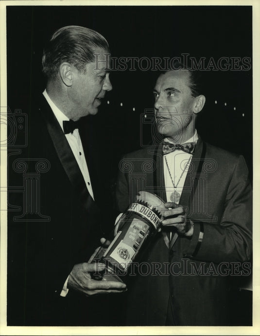 1966 Press Photo Governor Haydon Burns with "Duke of Venus" Christopher Darrell- Historic Images