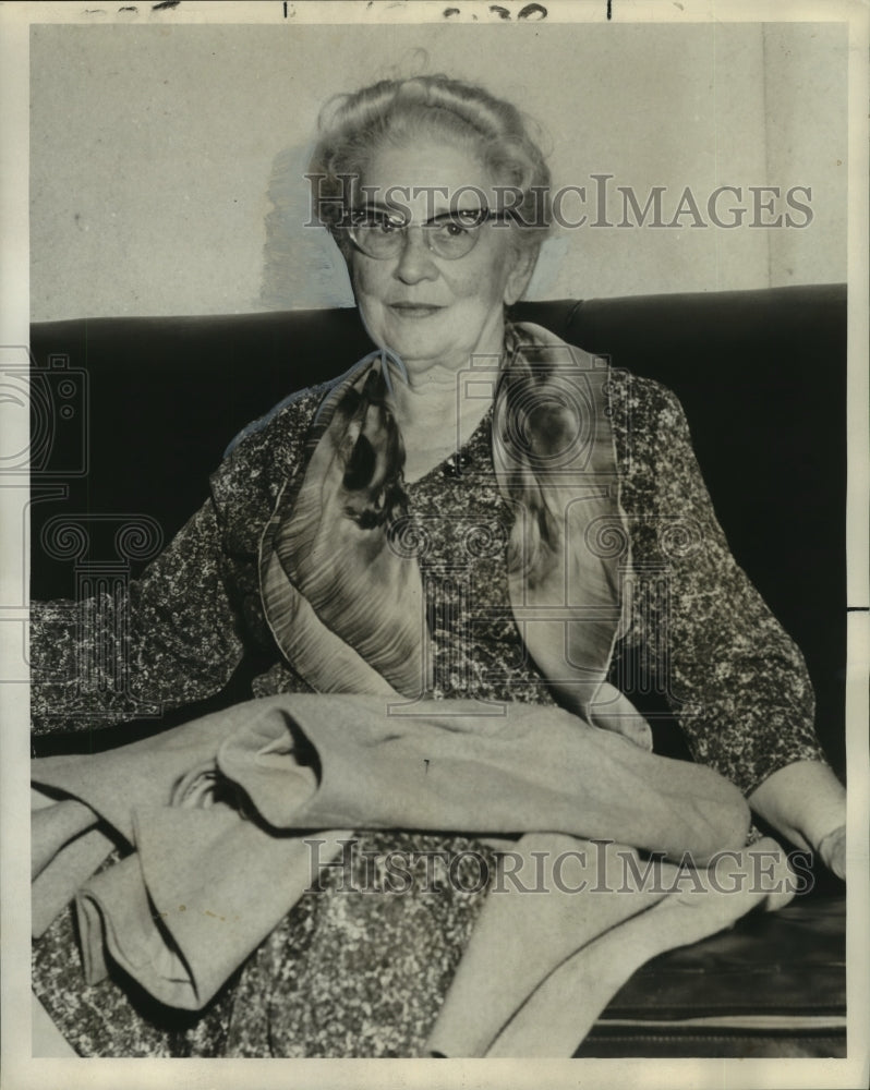 Load image into Gallery viewer, 1960 Press Photo Mrs. Edna Davis, 540 Mercedes, Pasadena, California at Hospital
