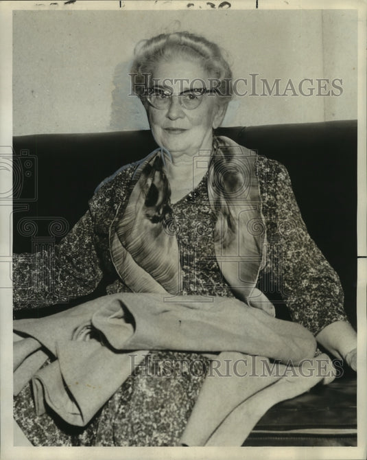 1960 Press Photo Mrs. Edna Davis, 540 Mercedes, Pasadena, California at Hospital