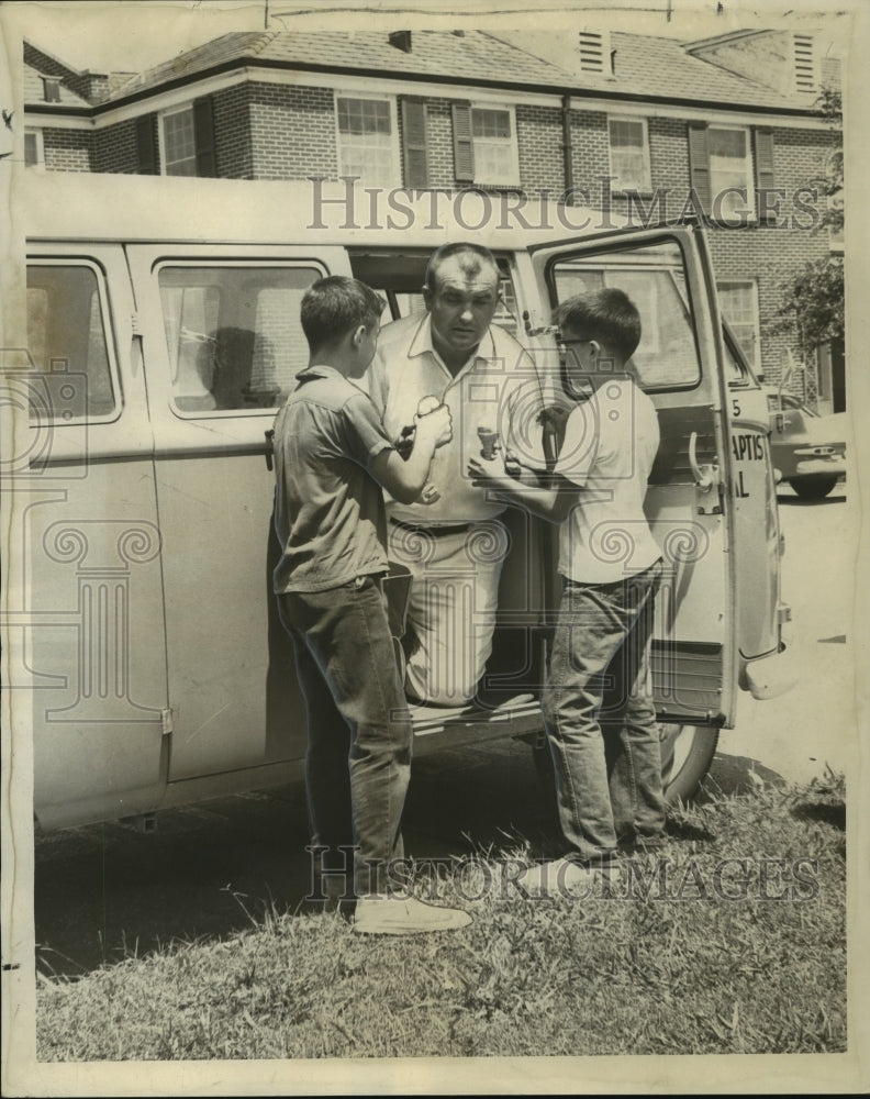 Load image into Gallery viewer, 1963 Press Photo Reverend Charles Davis Sells Ice Cream to Boys From his Van
