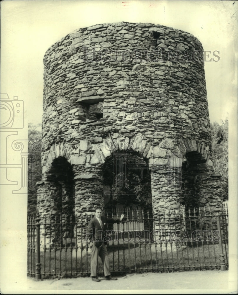 1967 Press Photo Doctor Manuel de Silva Stands Outside Historic Newport Tower- Historic Images