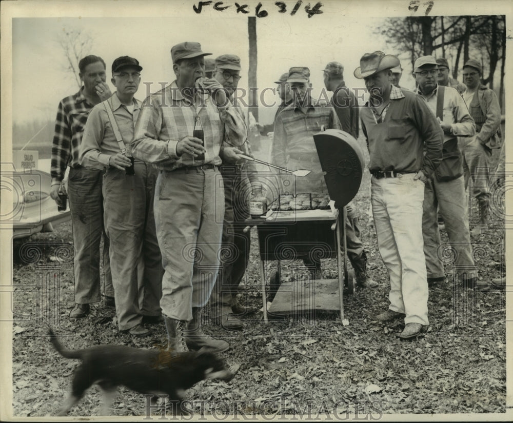 1960 Press Photo Barbecued hamburgers on menu before the day&#39;s dove hunt