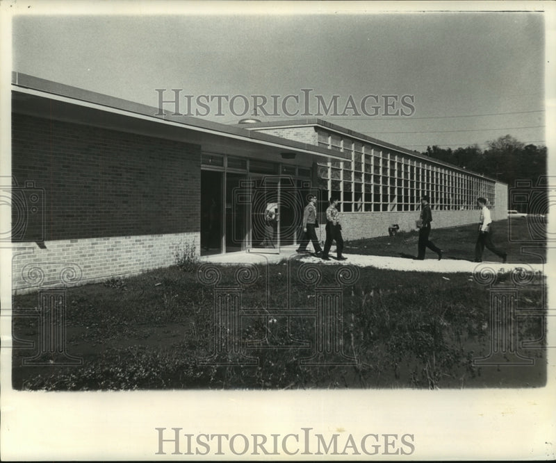 Load image into Gallery viewer, 1961 Press Photo Delgado Trades &amp; Technical Institute new electronics building

