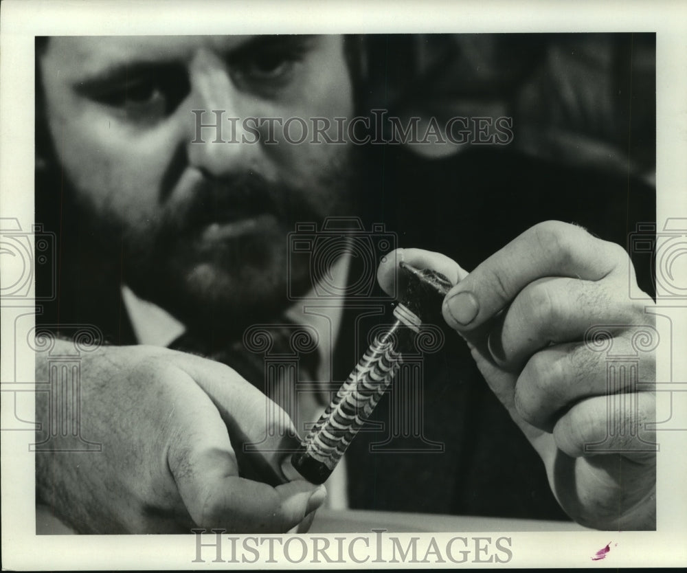 1969 Press Photo William Fagely with an ancient Egyptian column flask- Historic Images