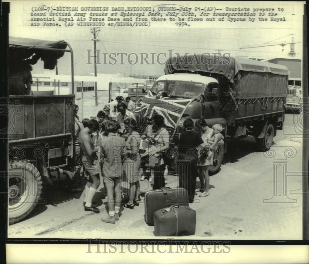 1974 Press Photo Tourists prepare to board British Army trucks at Episcopi Base- Historic Images