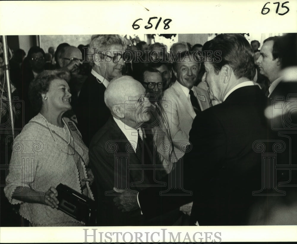 1981 Press Photo President Reagan greets Julius T. Davis at the Plimsoll Club - Historic Images