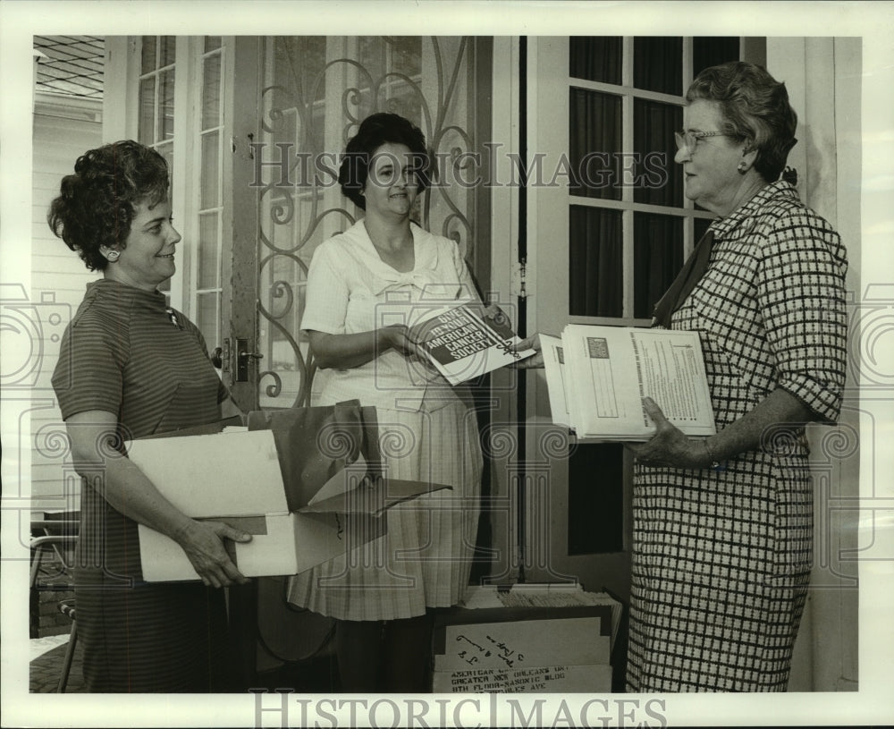 1969 Press Photo Mrs.T.T. Daly Sr. with American Cancer Society district leaders- Historic Images