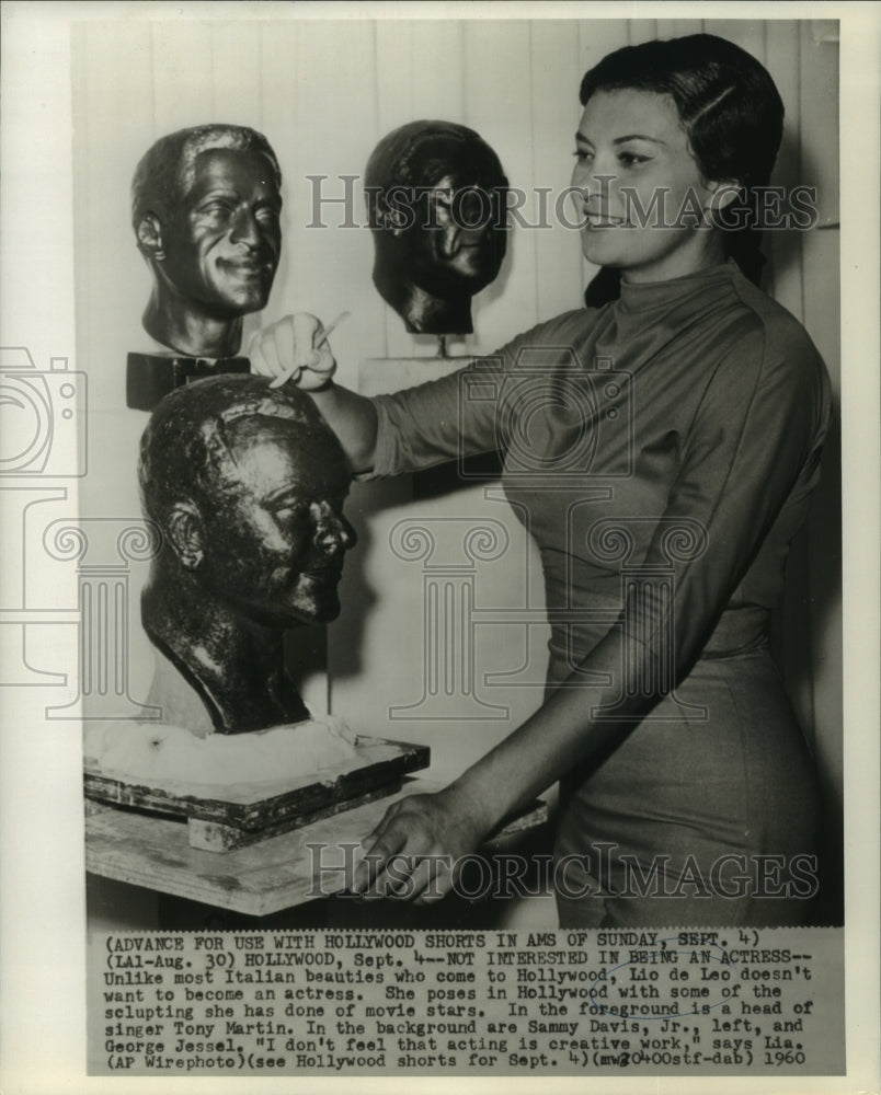 1960 Press Photo Italian Actress Lio de Leo in Hollywood sculpting movie stars