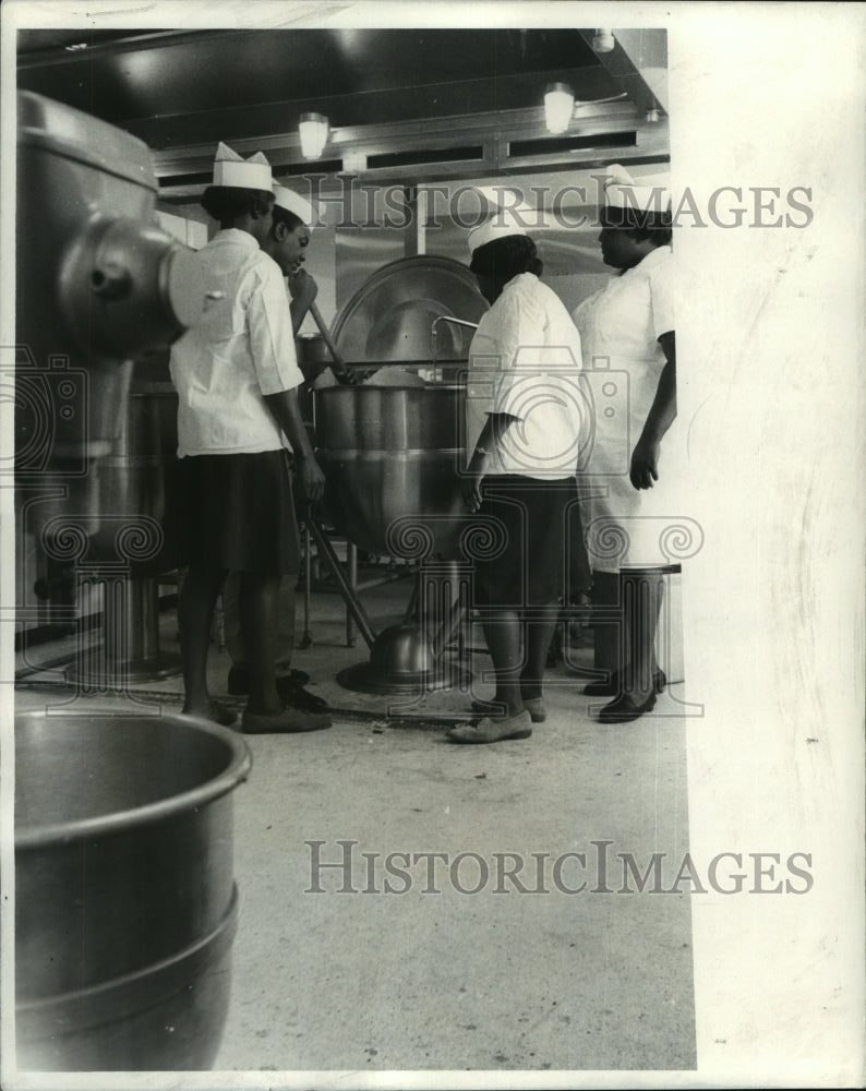 Load image into Gallery viewer, 1968 Press Photo Cooks learn commercial cooking at Delgado College - noa85785
