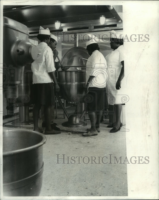 1968 Press Photo Cooks learn commercial cooking at Delgado College - noa85785