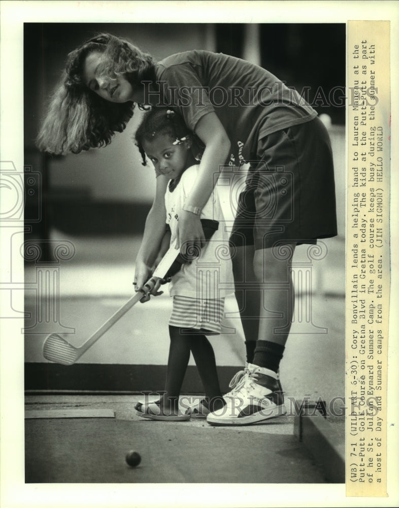 1988 Press Photo Cory Bonvillain helps Lauren Maneau at Day Camp in Gretna- Historic Images