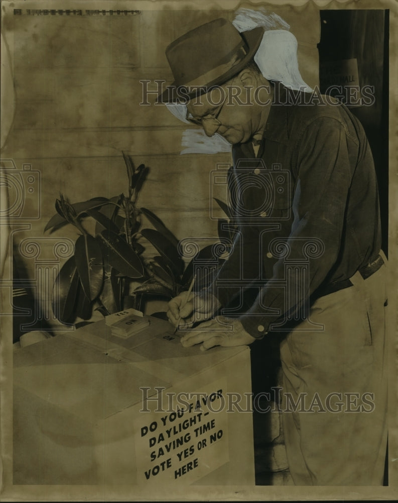 1960 Press Photo Walter Pechon casts his ballot on daylight saving time- Historic Images