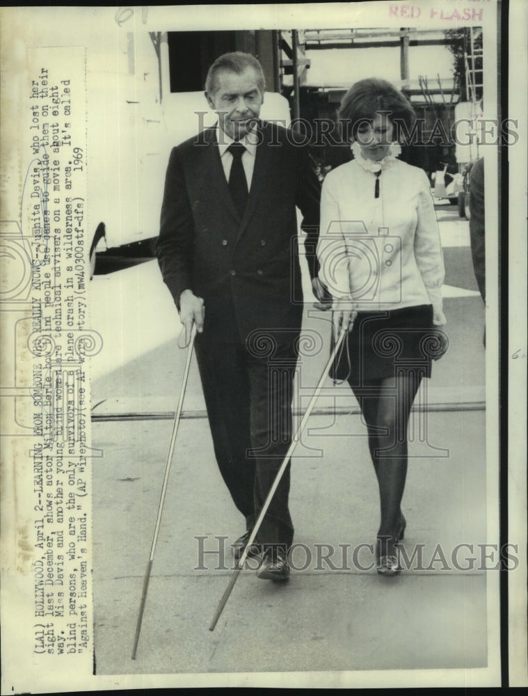 1969 Press Photo Blind woman Juanita Davis shows Milton Berle how to use canes- Historic Images