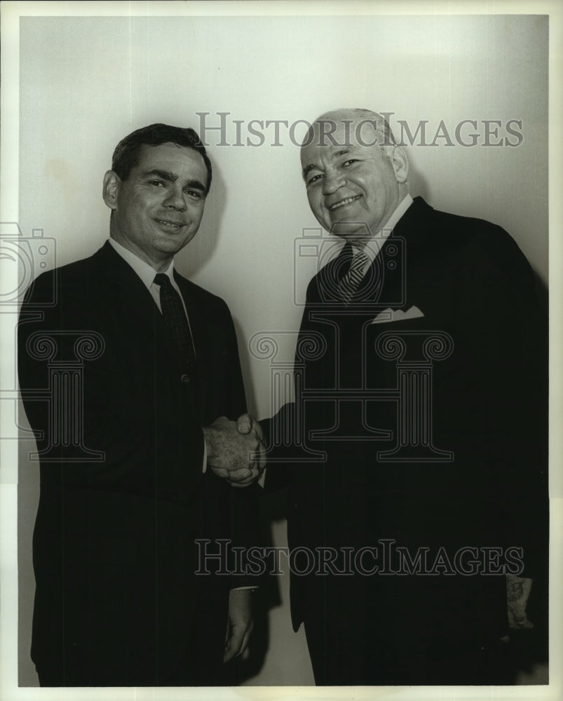 1968 Press Photo Alain de la Villesbret, Dudley Dowell at N.Y. Insurance office- Historic Images