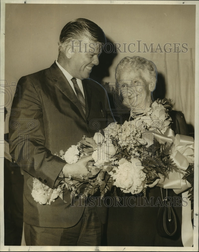 1967 Press Photo Crozet J. Duplantier, presents flowers to Mrs. Louise S. Davis.- Historic Images