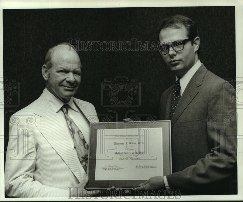 Load image into Gallery viewer, 1972 Press Photo Dr. Theodore A. Moore &amp; Dr. William D. Davis Jr. with award.
