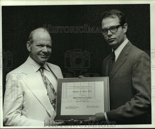 1972 Press Photo Dr. Theodore A. Moore & Dr. William D. Davis Jr. with award.