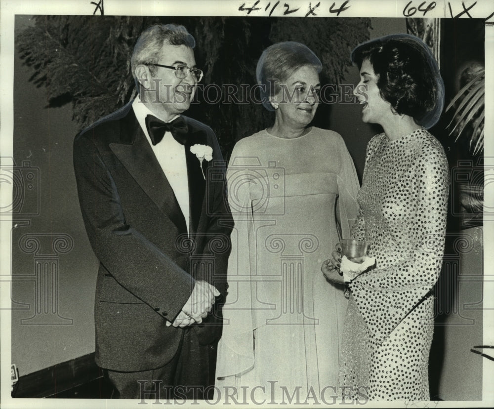 1975 Press Photo Kathleen Davis, chairman of the Odyssey Ball with her parents - Historic Images