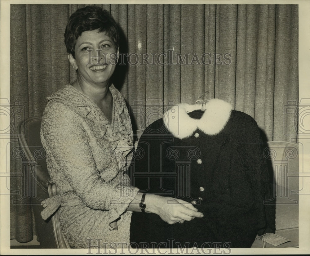 1968 Press Photo Rosalind Davis wearing one of her ribbon-knit scarves- Historic Images