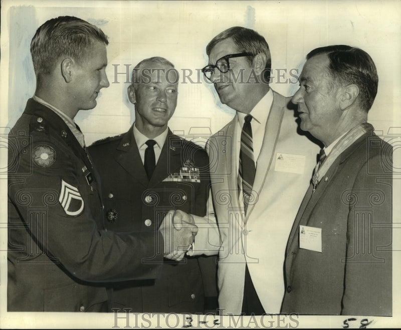 Load image into Gallery viewer, 1969 Press Photo Second Armored Division Association congratulates medal winner
