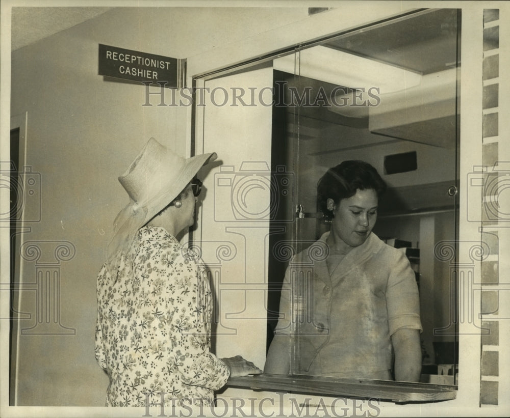 1967 Press Photo Miss Lee Davis of Speech and Hearing Center waits on customer- Historic Images