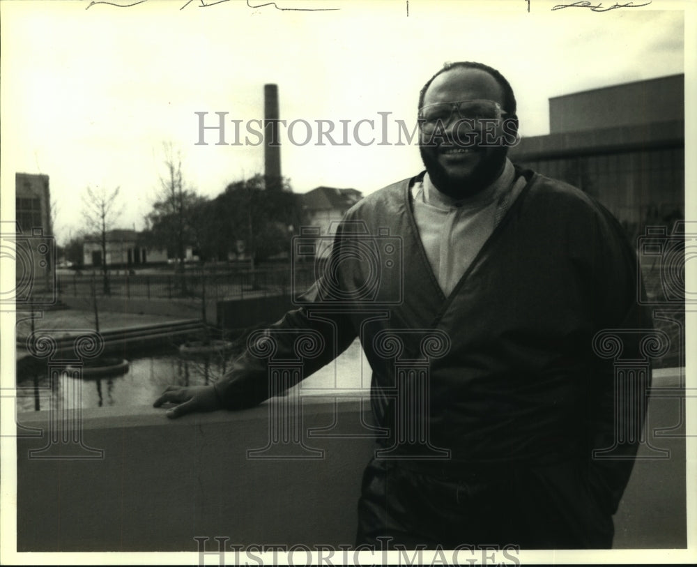 1992 Press Photo Jo Cool Davis, performs gospel concert at Empire Civic Center.- Historic Images