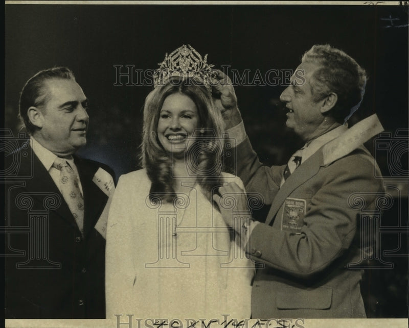 Load image into Gallery viewer, 1974 Press Photo Miss Lotti Dees crowned as Sugar Bowl Queen at Tulane Stadium
