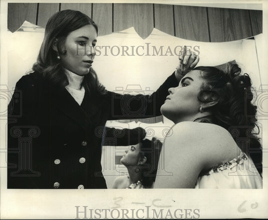 1969 Press Photo Blue Key Talent Mary Decoteau applies make up to Carolyn Lewis