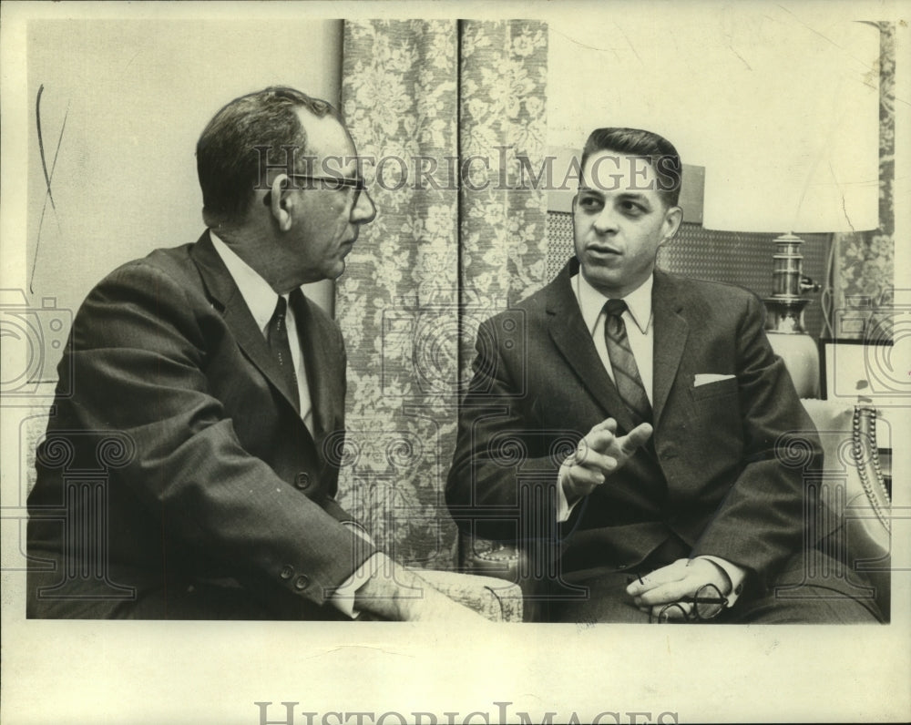 1965 Press Photo Ray deCrane, author, and Sheldon Cohen chat. - noa86586