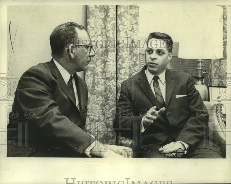 Load image into Gallery viewer, 1965 Press Photo Ray deCrane, author, and Sheldon Cohen chat. - noa86586
