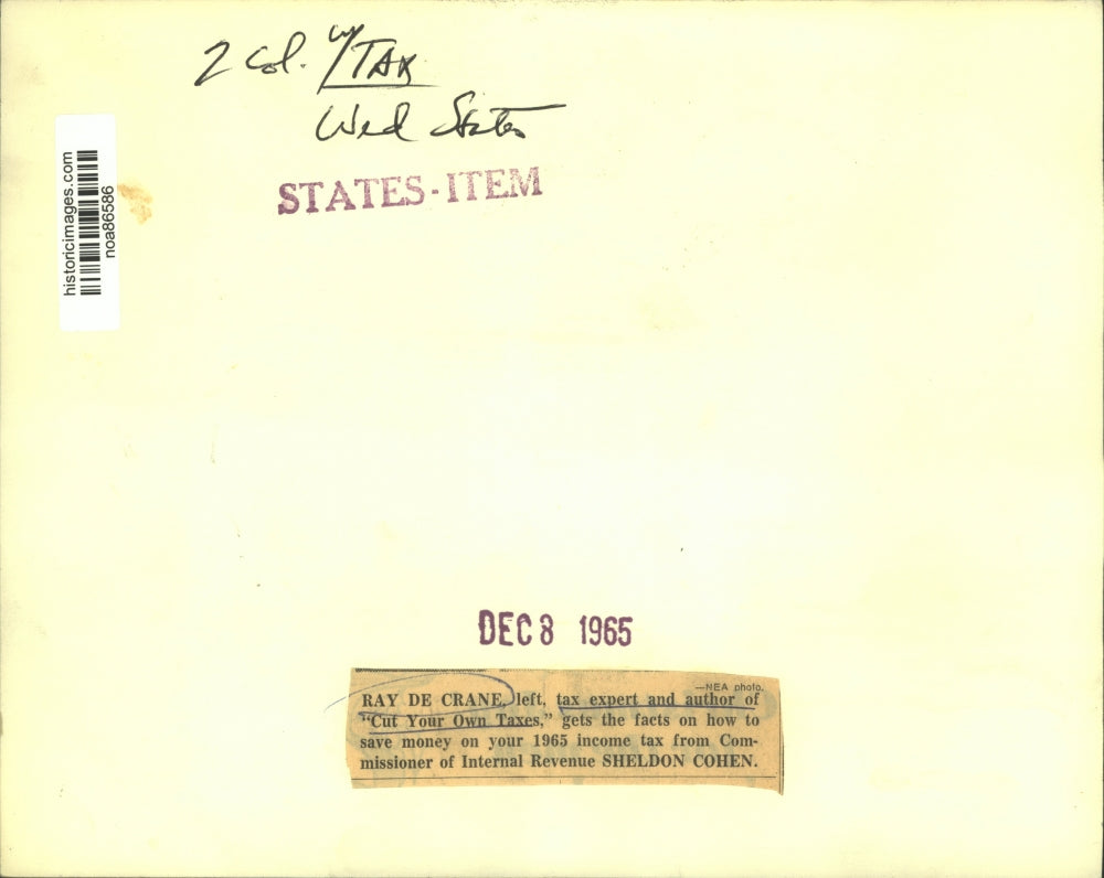 1965 Press Photo Ray deCrane, author, and Sheldon Cohen chat. - noa86586