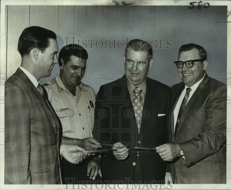 Load image into Gallery viewer, 1969 Press Photo Police leaders present checks to Children Football Fund members
