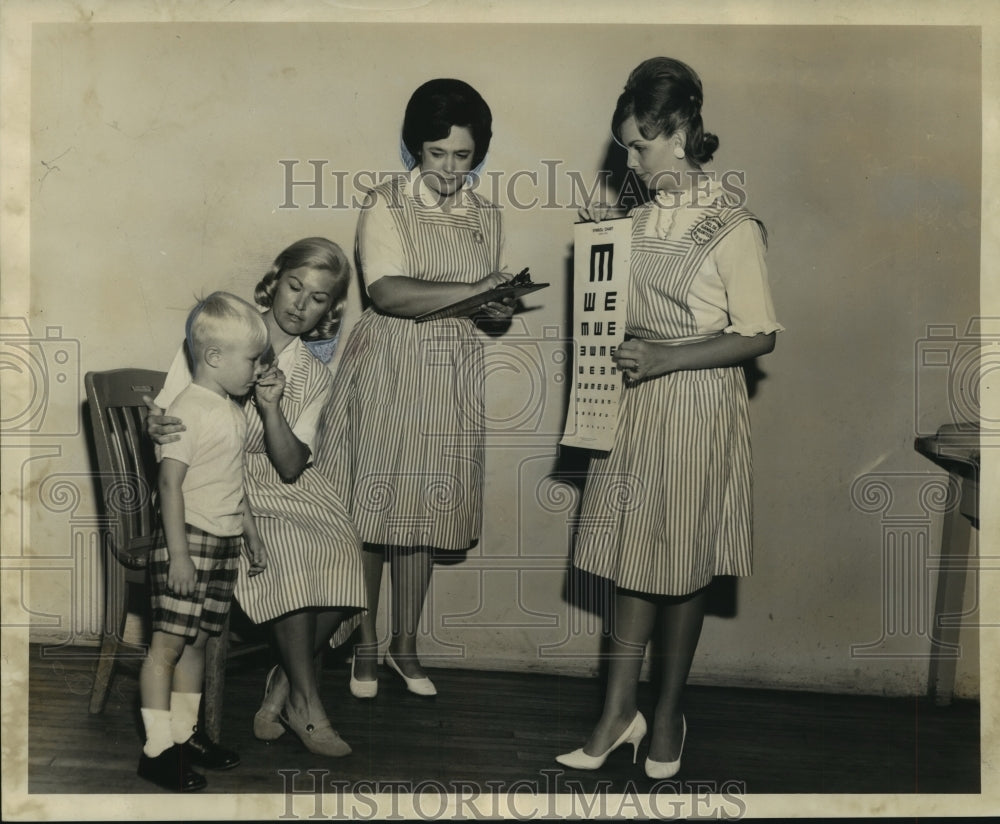 1966 Press Photo Delta Gamma Sorority alumnae explains vision test. - noa86773