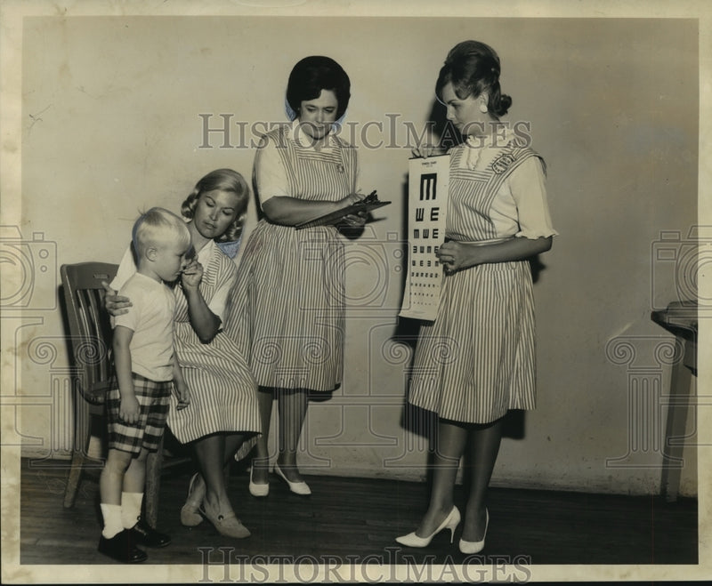 Load image into Gallery viewer, 1966 Press Photo Delta Gamma Sorority alumnae explains vision test. - noa86773

