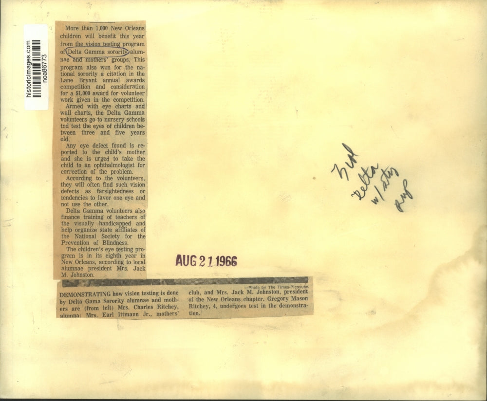 1966 Press Photo Delta Gamma Sorority alumnae explains vision test. - noa86773