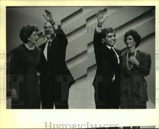 1988 Press Photo Dukakis and company at DNC event- Historic Images