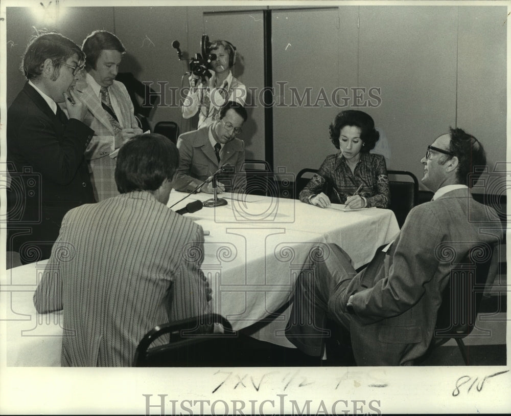 1976 Press Photo Superdome management chairman, Moise Dennery talks to newsmen - Historic Images