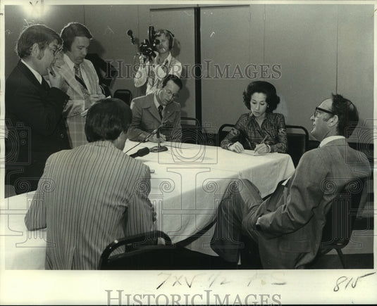 1976 Press Photo Superdome management chairman, Moise Dennery talks to newsmen - Historic Images